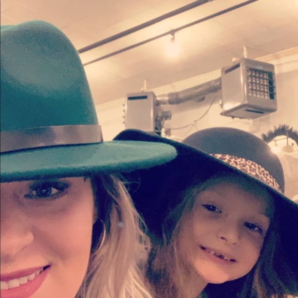 Meet your Posher, Tiffani - Picture 1 of 15